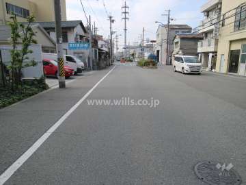 敷地北側の前面道路。二車線のバス通りです。