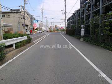 敷地北側の前面道路。二車線のバス通りです。