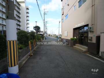 敷地北側の前面道路（東側から）