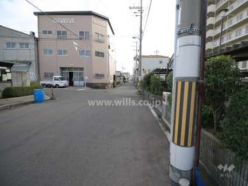 敷地北側の前面道路（西側から）