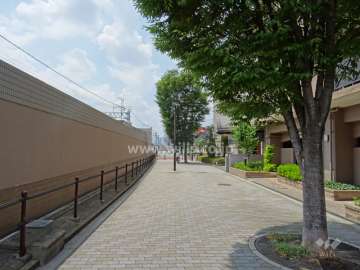 敷地の南側には通路を挟んで、JR東海道本線が走っています。