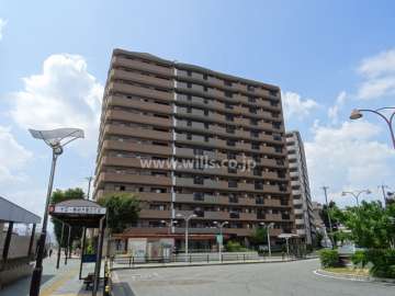 ファミール加島駅前の遠景。駅前のロータリーに面しています。