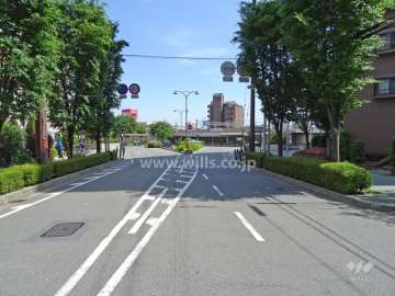 物件の東側前面道路（北側から）