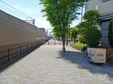 物件の南側通路（東側から）
