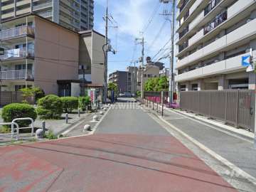 物件の南西側前面道路（南東側から）