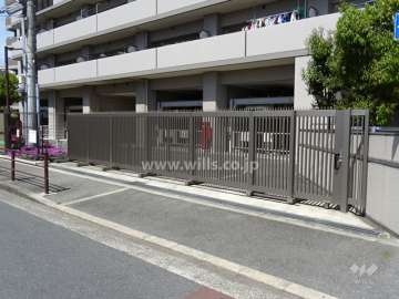 駐車場入り口（ゲート付き）