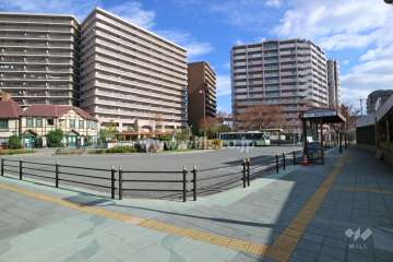 すぐ目の前にJR加島駅があります。