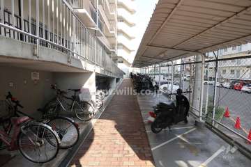 バイク置場と駐輪場