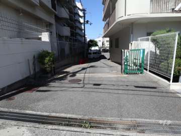 駐車場出入り口