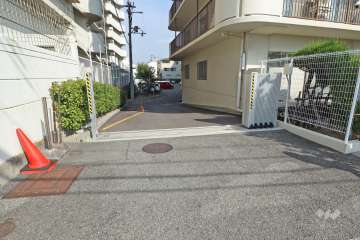 駐車場の出入り口（ゲート付き）
