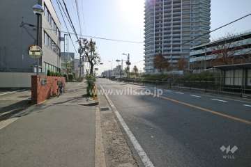 敷地の南西側前面道路