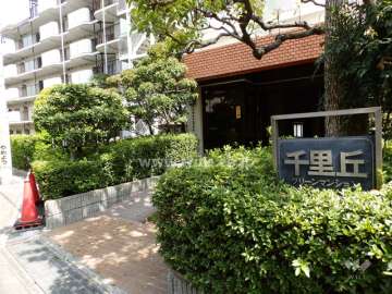 現地エントランス前