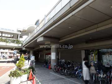 マンションの低層階は店舗になっています。