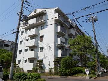 公団千里緑丘団地１７号棟の外観（北東側から）