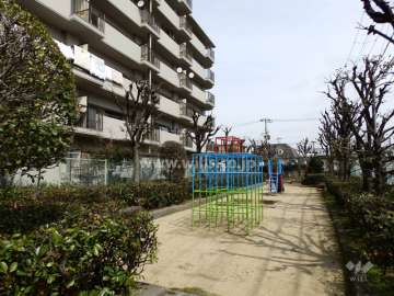 敷地の南東側にある公園