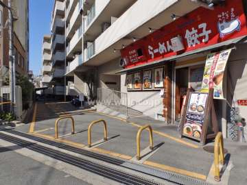 1階部分には店舗が入っています。