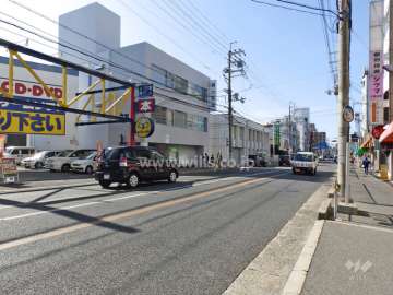 敷地南側は府道14号大阪高槻京都線に面しています。