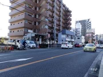 敷地北西側の前面道路（府道14号大阪高槻京都線です。）