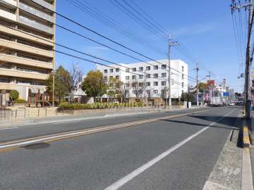 敷地南側の前面道路（府道14号線）