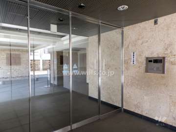 エントランスはオートロック付きです。