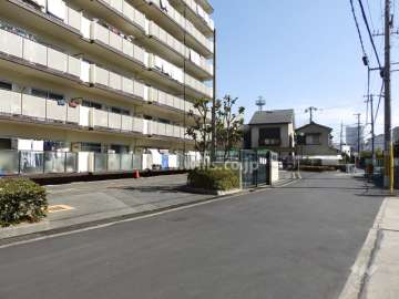 敷地南側の前面道路