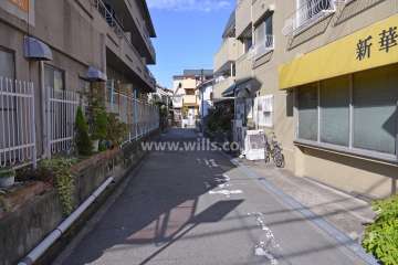 敷地の西側前面道路