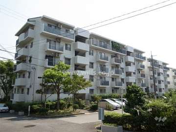 公団千里緑丘団地２９号棟の外観（北東側から）