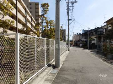 敷地西側の前面道路