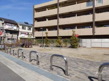 敷地に隣接して小さな公園があります。