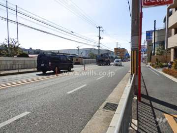 敷地南東側の前面道路（府道14号大阪高槻京都線）