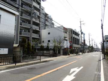 敷地西側の前面道路