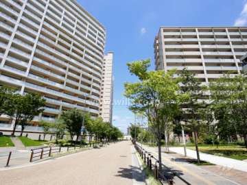 B棟の前にはオープンスペースがあり、隣接する建物との間に間隔が取れています。