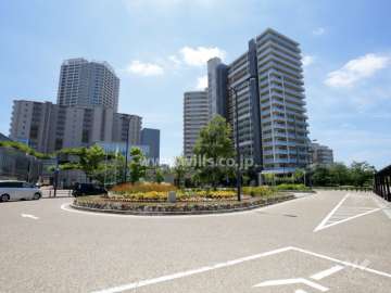 駅前のロータリーから見たパークシティ南千里丘レジデンス