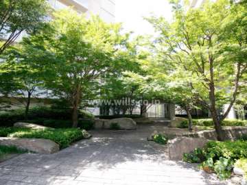 エントランスアプローチ。アプローチの両脇が庭園になっています。