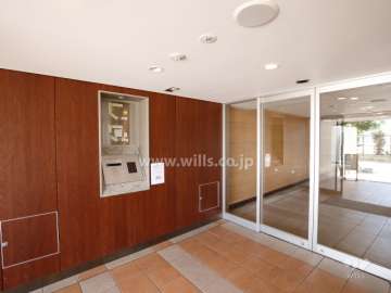 エントランスはオートロック付きです。（西側エントランス）