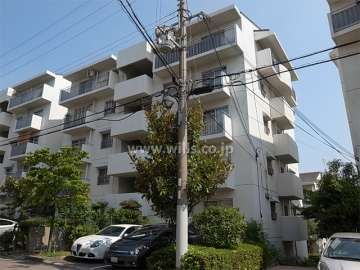 公団千里緑丘団地３０号棟の外観（北東側から）