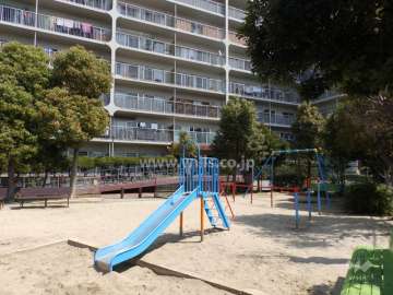 敷地に隣接して公園があります。