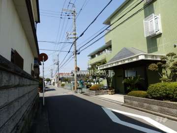 敷地南西側前面道路(南東側から)