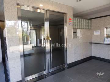 エントランスはオートロック付きです。