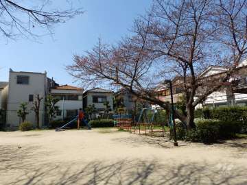 敷地内には公園があります。