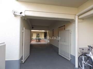 駐輪場からのマンション内への出入り口