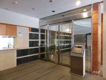 エントランスはオートロック付きです。