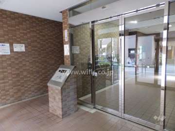 エントランスはオートロック付です。