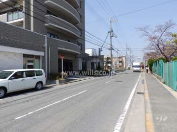 敷地東側の前面道路。道路の向かい側は小学校です。