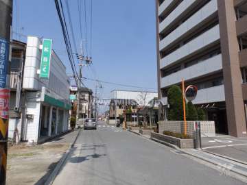 敷地西側の前面道路