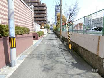 敷地南側の前面道路
