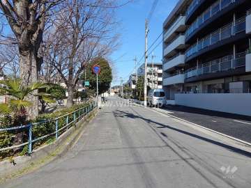 敷地西側の前面道路。道路の向かい側には、『穴太公園』があります。