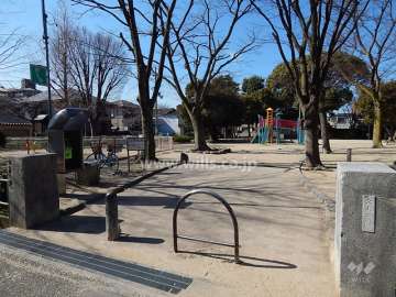 『穴太公園』は緑が多く、遊具も設置された公園です。