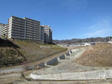 ジオ・ブランズ彩都ひだまりの丘 Hills.3の目の前には川が流れています。