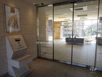 エントランスはオートロック付きです。